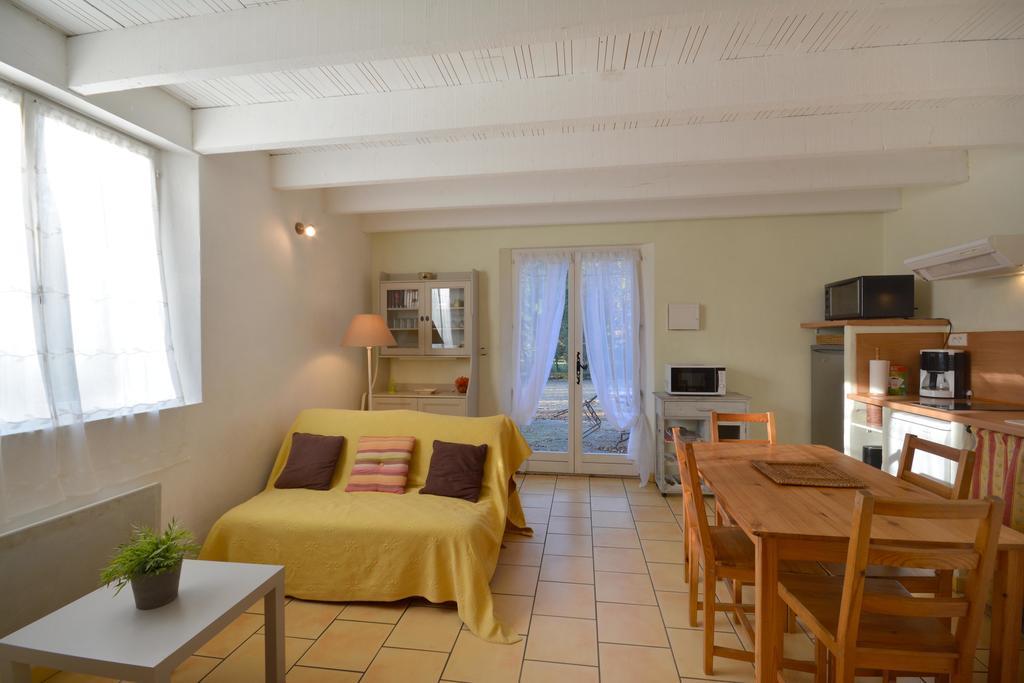 Le Mas De Trevouse Saint-Saturnin-les-Avignon Exterior photo